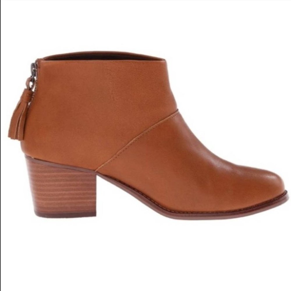 Great Condition TOMS Leather BOOTS Heel Tassel